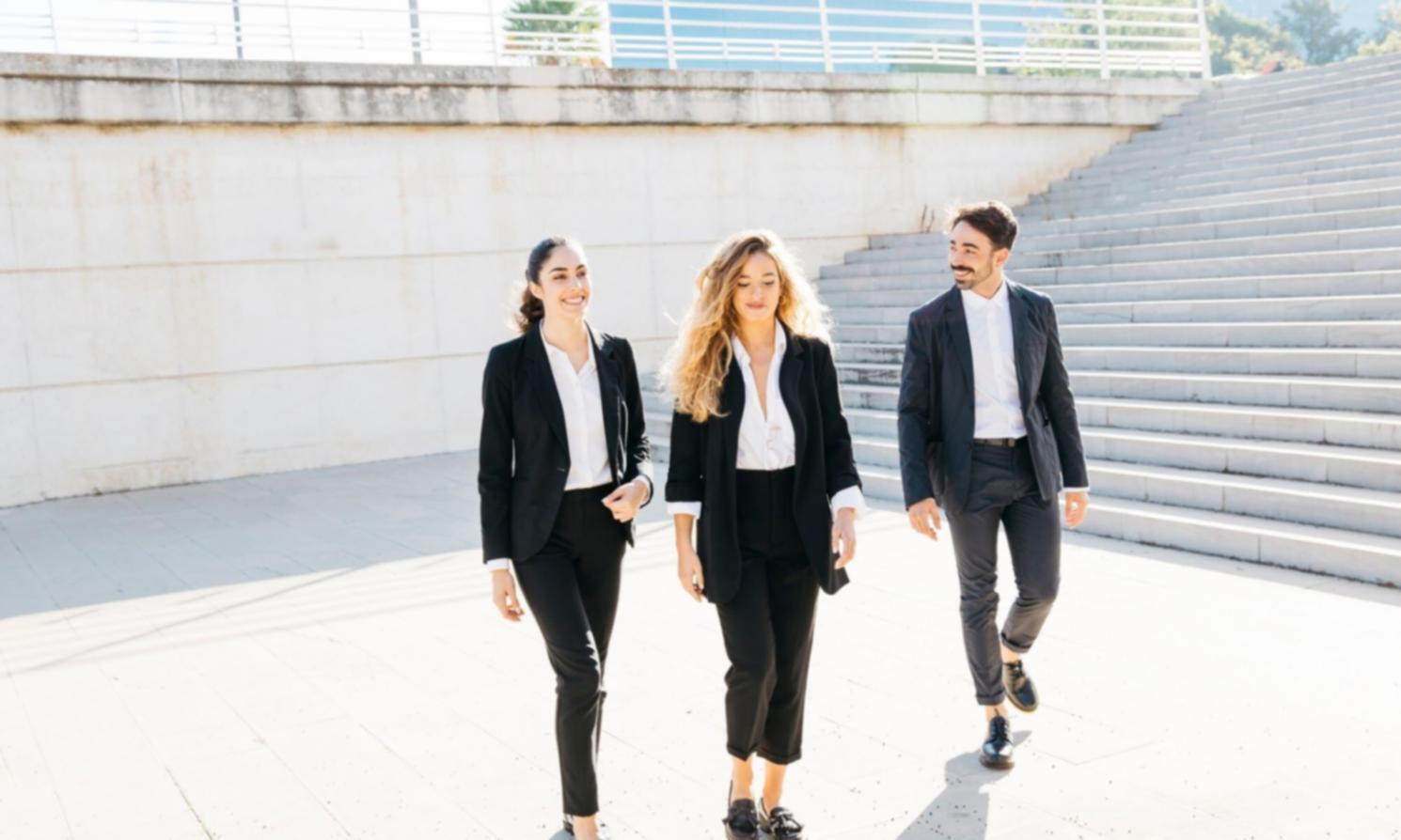Étudiants en formation pratique d'analyse financière