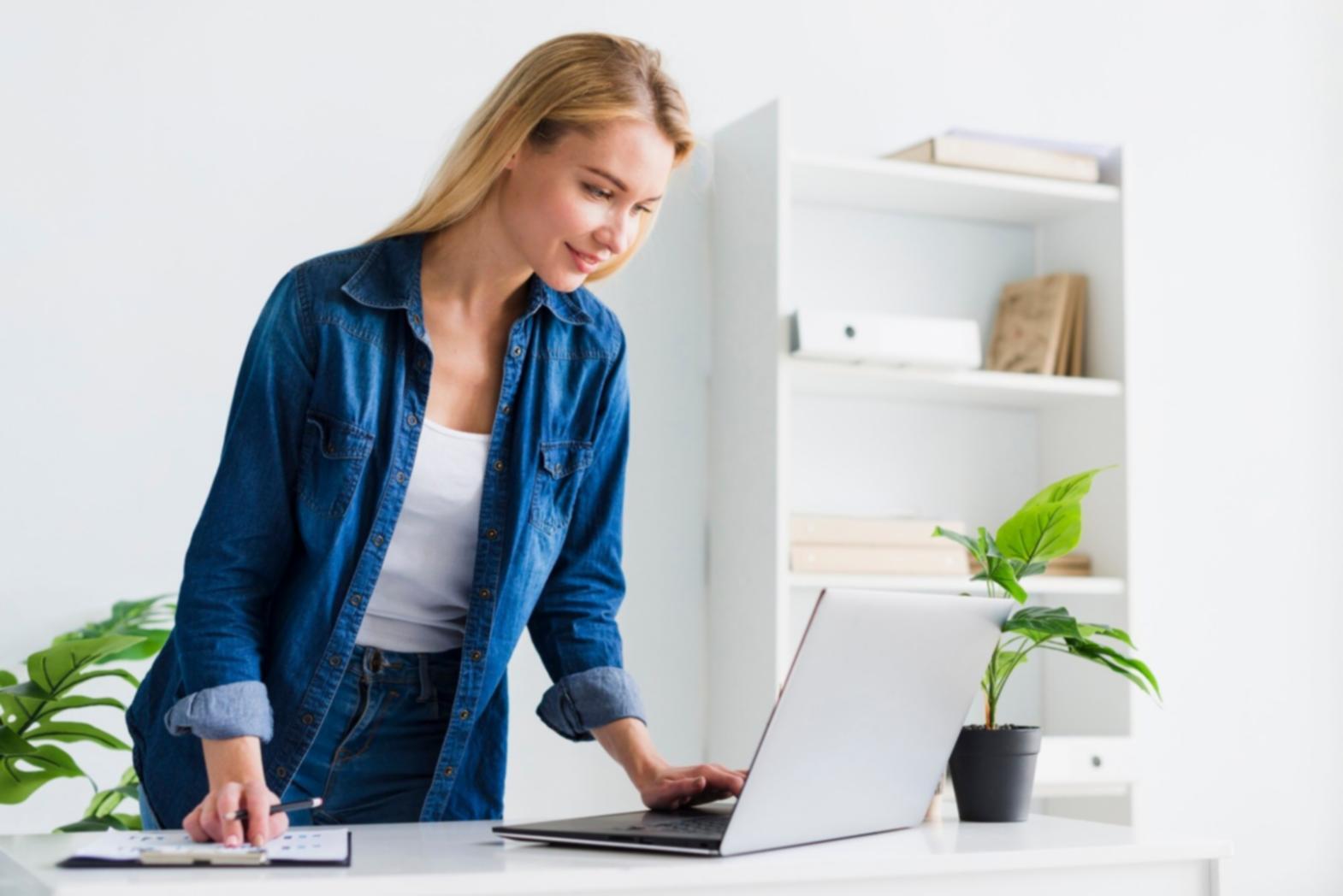 Étudiant travaillant sur des exercices financiers pratiques